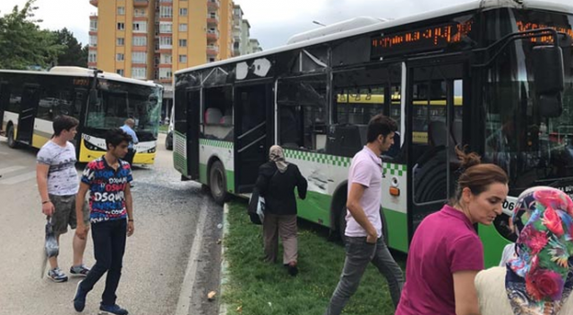 Bursa'da belediye otobüsleri çarpıştı: 4 yaralı Bursa'da belediye otobüsleri çarpıştı: 4 yaralı