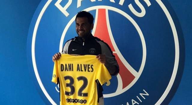 Dani Alves'ten 2 yıllık imza!