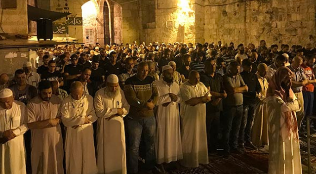 Dün gece alınan kararın ardından Mescid-i Aksa'da bu sabah… Dün gece alınan kararın ardından Mescid-i Aksa'da bu sabah…