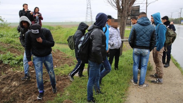 Edirne'de 15 sığınmacı ve kaçak yakalandı Edirne'de 15 sığınmacı ve kaçak yakalandı