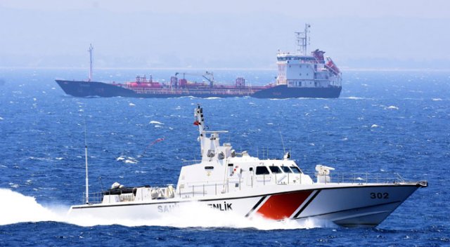 Ege'de Türk Sahil Güvenlik botları yanaşmak isteyen Yunan botlarını engelledi Ege'de Türk Sahil Güvenlik botları yanaşmak isteyen Yunan botlarını engelledi