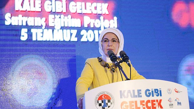 Emine Erdoğan: Gençlerimiz tüm hamlelere şah mat diyebilen bir ufukla yetişecek Emine Erdoğan: Gençlerimiz tüm hamlelere şah mat diyebilen bir ufukla yetişecek