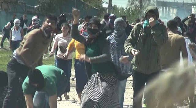 Erkeklerle birlikte polisi taşlayan kız ev hapsi cezasına çarptırıldı Erkeklerle birlikte polisi taşlayan kız ev hapsi cezasına çarptırıldı