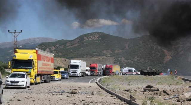 Erzincan'da askerî aracın geçişi sırasında patlama: 3 yaralı Erzincan'da askerî aracın geçişi sırasında patlama: 3 yaralı