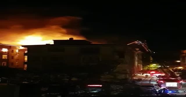 Esenyurt&#039;ta korkutan yangın! Çatıda mahsur kaldılar...