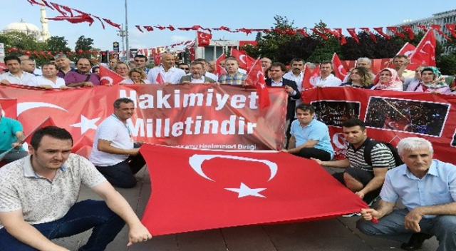 Fatih Bölgesi Kamu Hastaneleri Birliği çalışanları Demokrasi Nöbeti'nde Fatih Bölgesi Kamu Hastaneleri Birliği çalışanları Demokrasi Nöbeti'nde