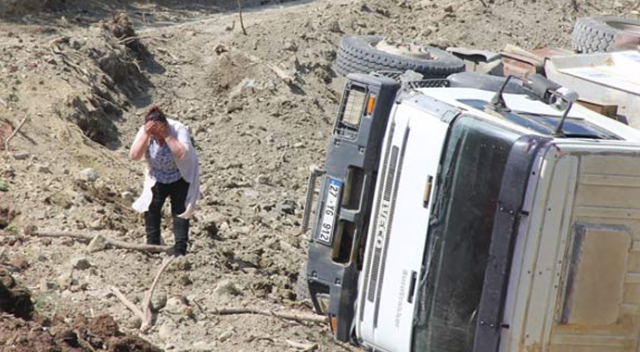 Feci kaza! Üzerine kullandığı kamyon devrildi