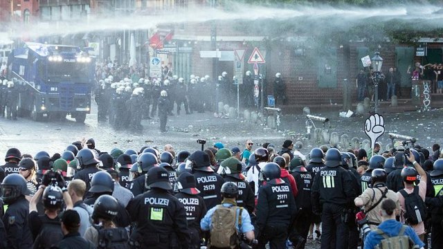 G20 Zirvesi öncesinde polis ile göstericiler arasında olaylar çıktı G20 Zirvesi öncesinde polis ile göstericiler arasında olaylar çıktı