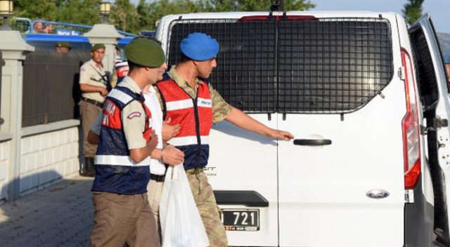 Güçlük çıkaran darbeci askerler ayrı araçlarda getirildi