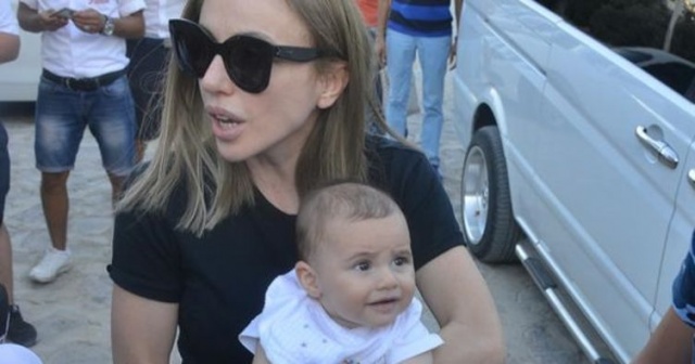 Gülşen'in uçakta panik anları Gülşen'in uçakta panik anları