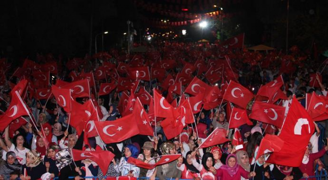 Güneydoğu'da onbinlerce kişi Demokrasi Nöbeti'nde Güneydoğu'da onbinlerce kişi Demokrasi Nöbeti'nde