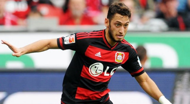 Hakan Çalhanoğlu resmen Milan'da Hakan Çalhanoğlu resmen Milan'da