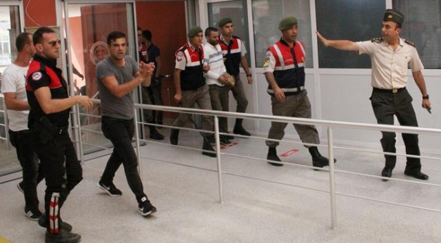 Halk otobüsünde askerleri darbeden 7 kişi tutuklandı