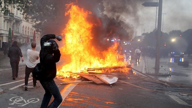 Hamburg&#039;daki şiddet olaylarında 476 polis yaralandı, 411 kişi gözaltına alındı