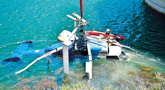 Helikopter barajdan çıkarıldı Helikopter barajdan çıkarıldı