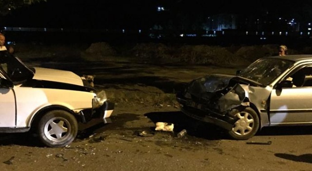 İki otomobil kafa kafaya çarpıştı: 3 yaralı var İki otomobil kafa kafaya çarpıştı: 3 yaralı var