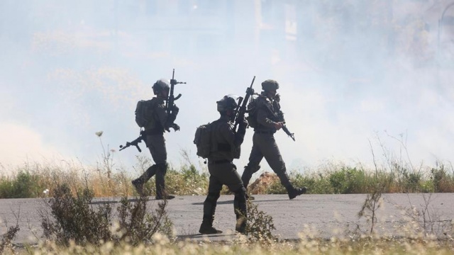 İsrail askerleri 21 Filistinliyi gözaltına aldı İsrail askerleri 21 Filistinliyi gözaltına aldı