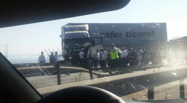 İstanbul - Ankara yolunda tırlar devrildi, trafik kilit! İstanbul - Ankara yolunda tırlar devrildi, trafik kilit!