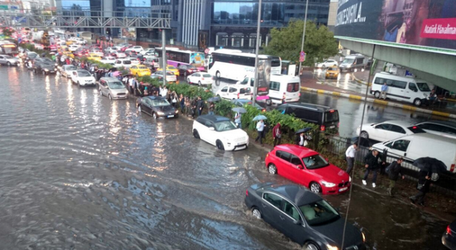 İstanbul'da sağanak tüm trafiği etkiledi İstanbul'da sağanak tüm trafiği etkiledi