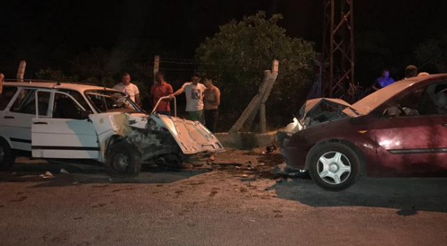 İzmir'de otomobiller çarpıştı: 1 ölü İzmir'de otomobiller çarpıştı: 1 ölü