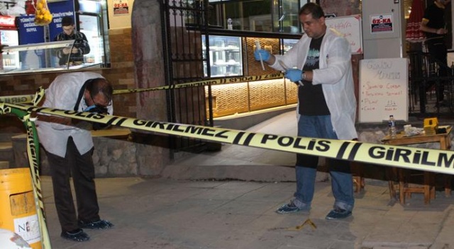 Kafenin önünde bıçaklı kavga: 2 yaralı Kafenin önünde bıçaklı kavga: 2 yaralı