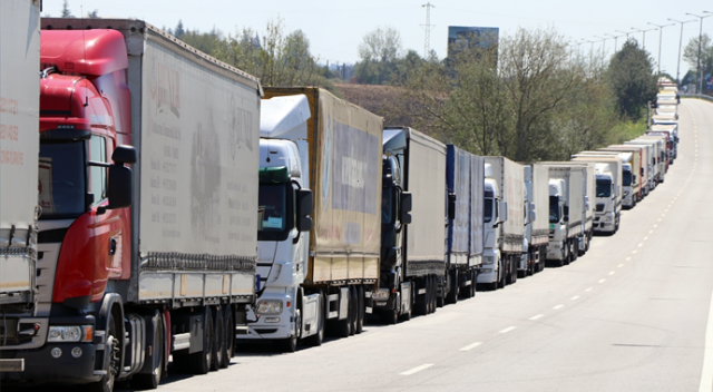 Kapıkule&#039;de 14 kilometrelik tır kuyruğu