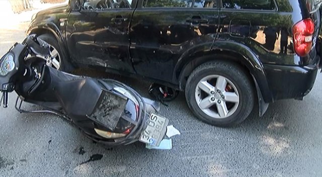 Kasksız motosiklet sürücüsü başından ağır şekilde yaralandı Kasksız motosiklet sürücüsü başından ağır şekilde yaralandı