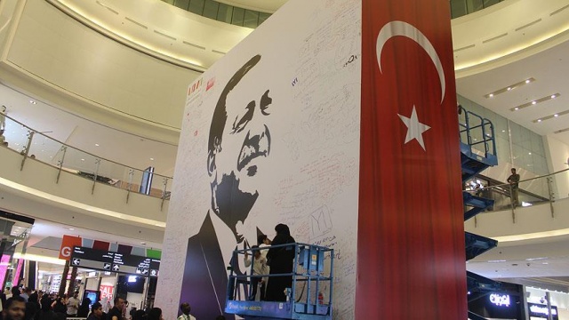 Katar&#039;da dev Erdoğan posteri