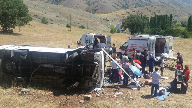 Kayseri&#039;de tur midibüsü devrildi