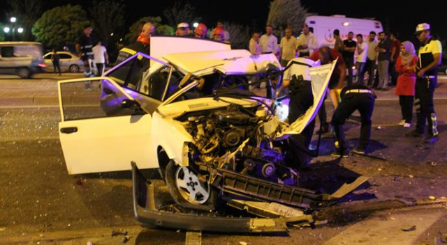 Konya'da otomobille hafif ticari araç çarpıştı