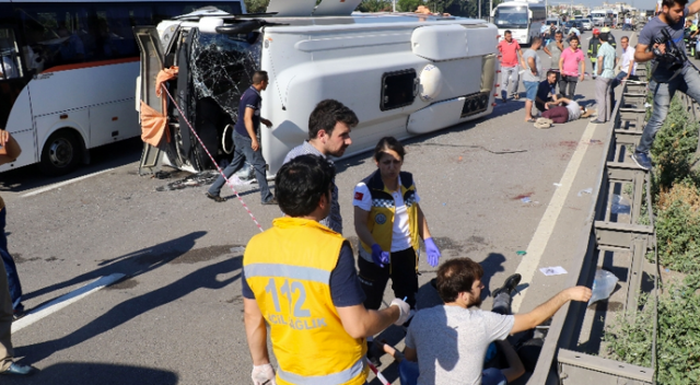 Kum yüklü kamyon ve servis minibüsü devrildi: 9 yaralı Kum yüklü kamyon ve servis minibüsü devrildi: 9 yaralı