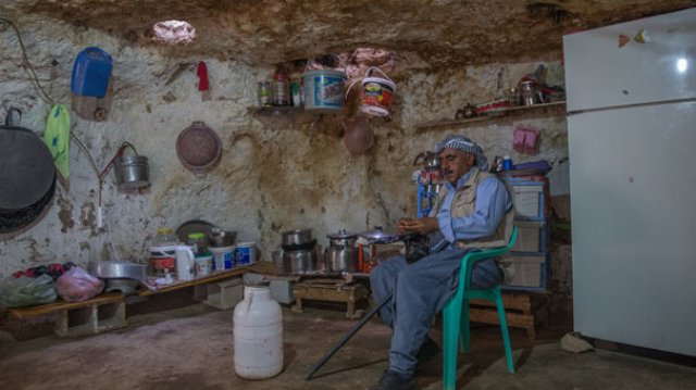 Mağaraya yerleştiler! Elektrik de su da çekip… Mağaraya yerleştiler! Elektrik de su da çekip…