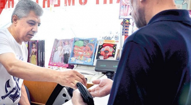 Makineye oynattı, 2 TL'ye zengin oldu! Makineye oynattı, 2 TL'ye zengin oldu!