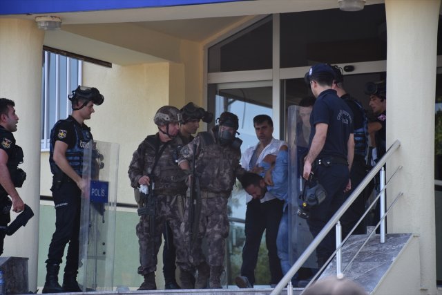 Müftülük binasına giren baltalı saldırgan yakalandı Müftülük binasına giren baltalı saldırgan yakalandı