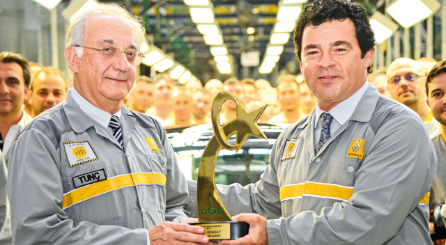 Ödülü fabrikaya hediye etti Ödülü fabrikaya hediye etti