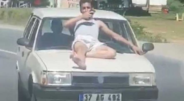 Otomobilin üzerinde tehlikeli yolculuk