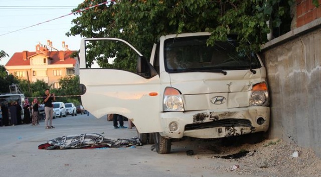 Otomobille çarpışan kamyonet yol kenarındaki kadınları ezdi: 1 ölü, 7 yaralı