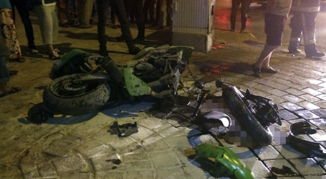 Otomobille çarpışan motosiklet paramparça oldu Otomobille çarpışan motosiklet paramparça oldu