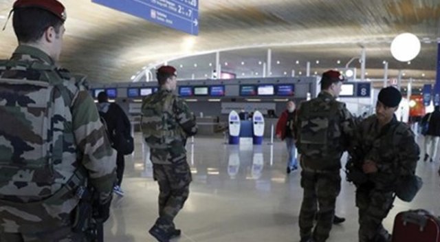 Paris'te havaalanında terör alarmı