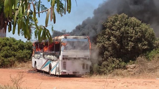 Park halindeki otobüs kül oldu Park halindeki otobüs kül oldu