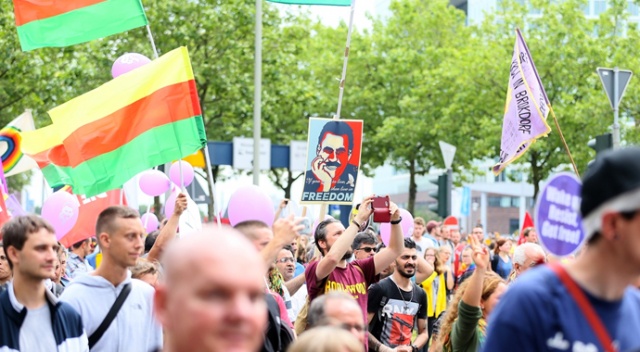 Terör örgütü PKK yandaşları Hamburg&#039;da sokaklara çıktı