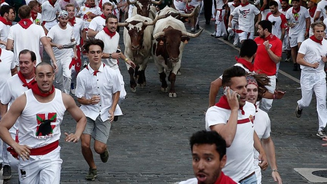 San Fermin Festivali&#039;nde boğalarla ilk koşu yapıldı