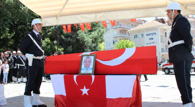 Şehit polis memuru Karaman’da son yolculuğuna uğurlandı Şehit polis memuru Karaman’da son yolculuğuna uğurlandı