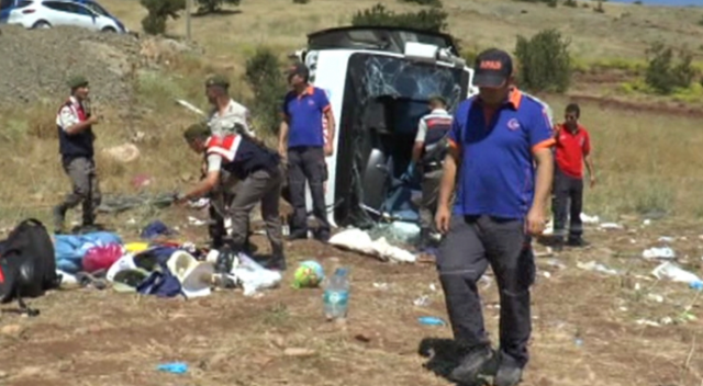 Şelaleye giden otobüs devrildi: 26 yaralı