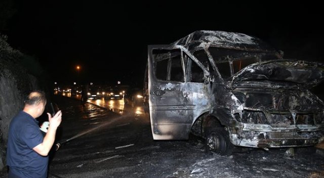 Seyir hâlindeki minibüs alev aldı Seyir hâlindeki minibüs alev aldı