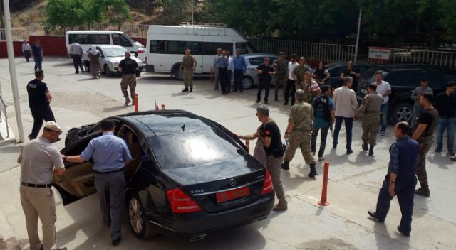 Siirt'te kaymakamın geçişi sırasında patlama Siirt'te kaymakamın geçişi sırasında patlama
