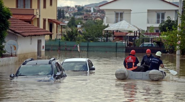 Silivri'de mahsur kalanlar botla kurtarılıyor! Silivri'de mahsur kalanlar botla kurtarılıyor!