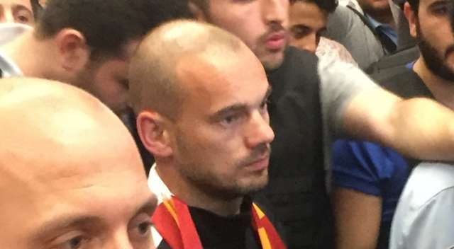 Sneijder dedikodulara son noktayı koydu: Kalıyorum Sneijder dedikodulara son noktayı koydu: Kalıyorum
