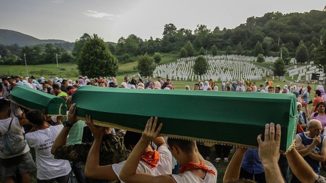 Srebrenitsa kurbanlarının cenazeleri Potoçari Anıt Mezarlığı'nda