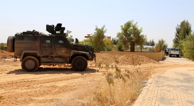Suruç'ta PKK mezarlarındaki örgüt simgeleri silindi Suruç'ta PKK mezarlarındaki örgüt simgeleri silindi